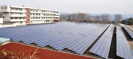 Wo einst die Schüler der Junior High School überschüssige Energie abbauten, liefern jetzt Solarmodule Strom für die Notunterkunft.