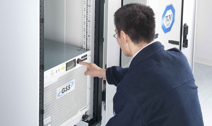Prüfung eines Wechselrichters für Photovoltaikanlagen im Smart Grid-Labor. - © TÜV Süd
