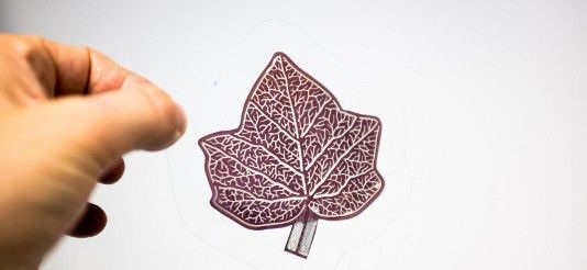 Belectric OPV druckt die Zellen im gewünschten Design auf die Trägerfolie. Diese Einzelmodule werden dann untereinander verkabelt. Dieses fertige Modul wird dann in einer Folie oder zwischen zwei Glasscheiben verkapselt.
