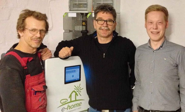 Installateur Tschischak von Ralf Krieten Elektrotechnik, Roger Schneider, Projektmanager der Power Plus Communications, Jens Tiekenheinrich, Leiter des Avacon e-Home Energieprojektes (von links).
