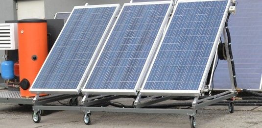 Hybridkollenktoren produzieren Solarstrom und sammel die Abwärme im dahinter liegenden solarthermischen Kollektor. Hier eine Testinstallation beim polnischen Hersteller Ensol.