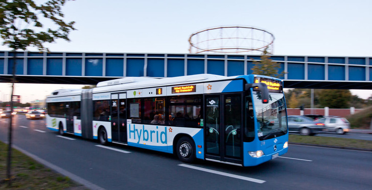 Ein Hybridbus fährt schon heute in Münster. - © Stadtwerke Münster

