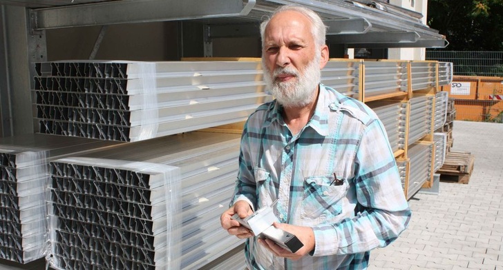 Siegfried Ulrich aus Dresden ist Ingenieur mit Leib und Seele. Er hat das Montagesystem Klixx entwickelt, das ohne Werkzeug auf dem Dach auskommt.