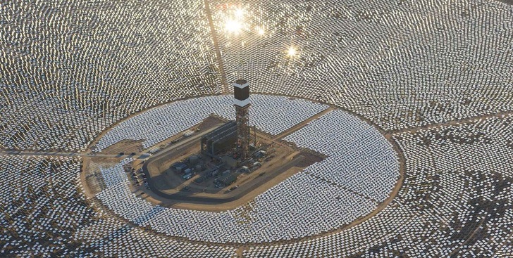 Das Sonnenwärmekraftwerk Ivanpah steht in der us-kalifornischen Mojave-Wüste. - © Bright Source Energy, Mingasson
