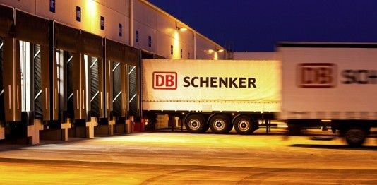 Nach der Ankunft im Eingangslager von DB Schenker werden die Module stichprobenartig auf Beschädigungen überprüft.