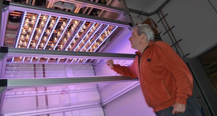 Dirk Tegtmeyer am neuen Sonnensimulator für Labore und die Industrie.