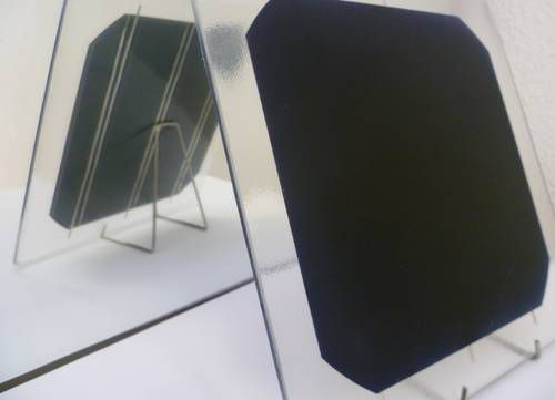 Die kleine Schwarze: Durch die fehlenden Kontaktfinger auf der Vorderseite der Solarzelle ist die Oberfläche einheitlich schwarz.