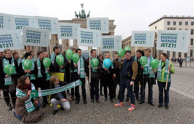 Mitarbeiter der Erneuerbarenverbände vor dem Brandenburger Tor. - © BEE
