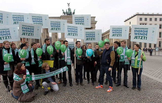 Mitarbeiter der Erneuerbarenverbände vor dem Brandenburger Tor.