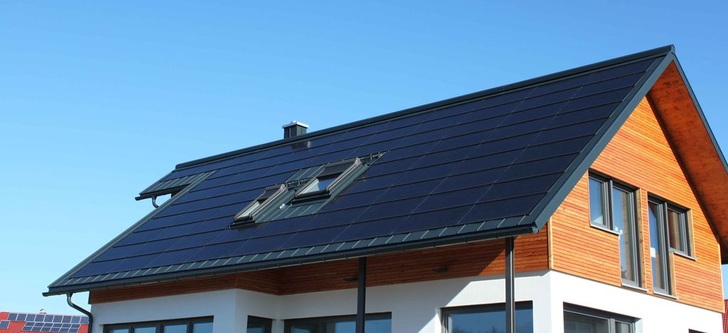 Der Bauherr dieses Einfamilienhauses hat beide Dachseiten mit Black Diamond realisiert. Das Dach refinanziert sich nach rund 12,5 Jahren.