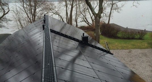 Schwarz und effizient: Die Module von Sion basieren auf der CIGS-Dünnschichttechnologie. Zwei Absorberschichten sorgen für mehr Effizienz.