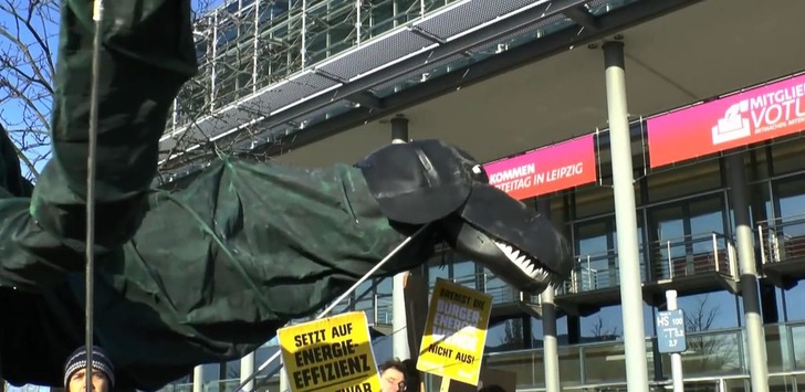 Der Kohlosaurus — halb Kohlekraftwerk, halb Dinosaurier — in Aktion. - © Campact
 Der Kohlosaurus — halb Kohlekraftwerk, halb Dinosaurier — in Aktion.