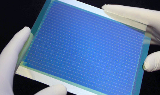 Die Belgier haben mit der neuen fullerenfreien Solarzelle ein Modul mit einer Fläche von 156 Quadratzentimeter hergestellt. Sie erreichten auf Anhieb immerhin eine Moduleffizienz von 5,3 Prozent.