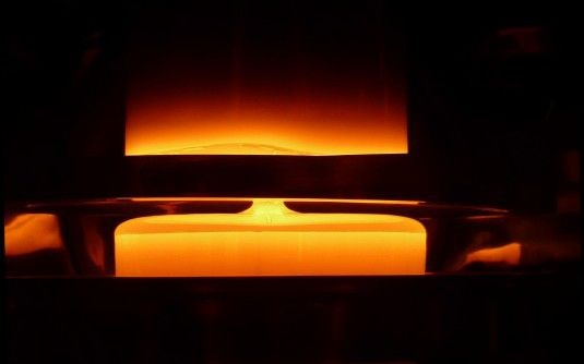 Beim Float-Zonen-Verfahren schwebt der Vorratsstab in der Induktionsspule. Damit kommt er nicht mit dem Schmelztiegel in Berührung.