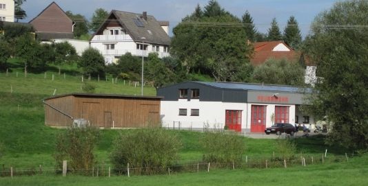 Die Energiegenossenschaften sind eine tragende Säule der Energiewende. Vor allem für die Kommunen übernehmen sie oft die Investition in Solaranlagen, wie hier auf dem Gebäude der Feuerwehr Weiten.