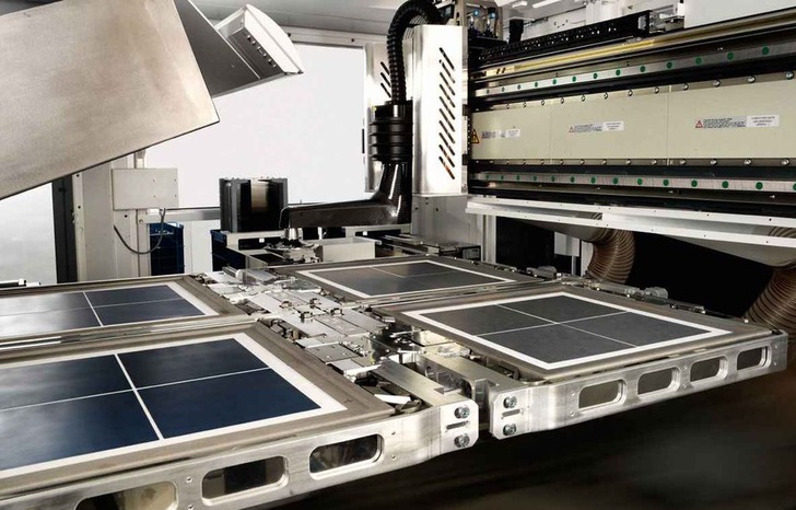 Die PECVD-Anlage VCS 1200 beschichtet die Vorder- und Rückseite der Siliziumwafer in einer vertikalen Position.