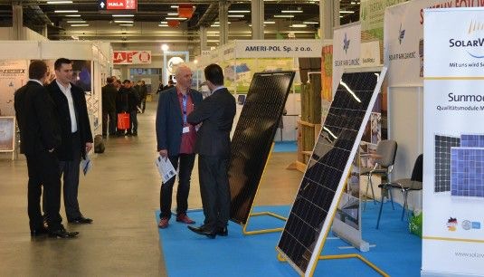Selbst nachdem die Messe ihre Tore am Ende des ersten Tages geschlossen hat, gehen die Diskussionen über Markt und Technologie an den Photovoltaikständen weiter.