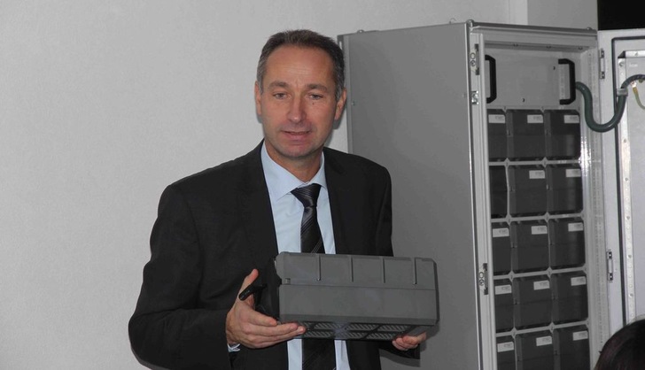 Francesco Tondo, Vertriebsleiter Varta Storage, erklärt das modular aufgebauten und erweiterbare Batteriespeichersystem Engion. Das kosten über 10.000 Euro. Geht es bald auch billiger? - © William Vorsatz
