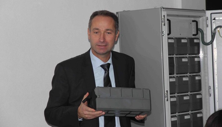 Francesco Tondo, Vertriebsleiter Varta Storage, erklärt das modular aufgebauten und erweiterbare Batteriespeichersystem Engion. Das kosten über 10.000 Euro. Geht es bald auch billiger? - © William Vorsatz
 Francesco Tondo, Vertriebsleiter Varta Storage, erklärt das modular aufgebauten und erweiterbare Batteriespeichersystem Engion. Das kosten über 10.000 Euro. Geht es bald auch billiger?