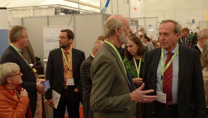 Beim Messerundgang erkundigen sich auch Professor Quaschning und Harald Binder über neue Produkte.