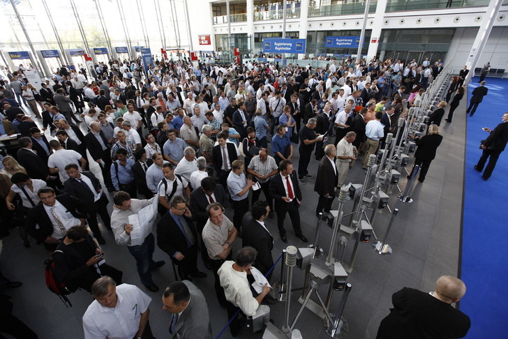 Trotz schrumpfender Ausstellerzahlen verliert die Intersolar München nicht an Strahlkraft. - © Solar Promotion GmbH
 Trotz schrumpfender Ausstellerzahlen verliert die Intersolar München nicht an Strahlkraft.