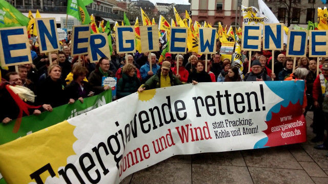In sieben Landeshauptstädten und in Freiburg kritisierten die Demonstranten die zögerliche Haltung ihrer Ministerpräsidenten gegenüber der Bundesregierung. - © BUND
