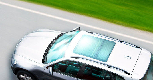 Die Autohersteller nutzen für die Panoramadächer ohnehin getönte Scheiben. Wird diese semitransparenz durch organische Solarfolie erreicht, können sie damit für ihre Autos Eco-innovation credits im Rahmen der Kohlendioxid-Emmisionsrichtlinie erzielen.