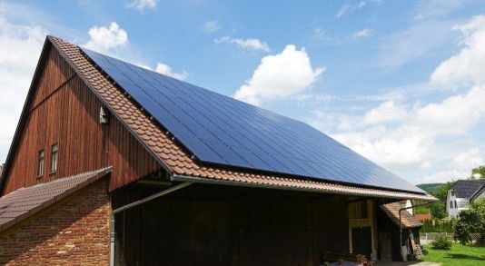 Von den Modulen, die auf Schrägdächern installiert sind, wäscht das Regenwasser in der Regeln den Schmutz den Winters ab. Eine zusätzliche Reinigung ist meist nicht notwendig. - © Solarwatt
