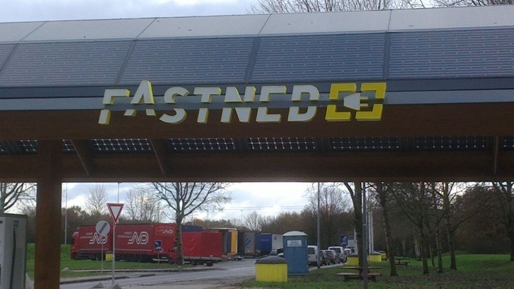 Drei Megawatt Solarleistung entlang der Autobahn sollen künftig E-Mobile auftanken. - © Solaredge
 Drei Megawatt Solarleistung entlang der Autobahn sollen künftig E-Mobile auftanken.