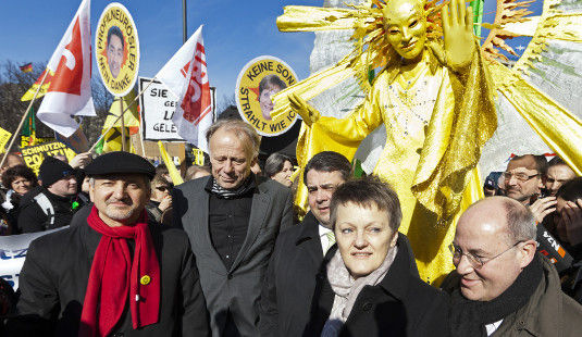 So ändern sich die Ansichten. Noch vor anderthalb Jahren wehrte sich Sigmar Gabriel gegen massive Einschnitte bei der Solarstromförderung. Jetzt will er das neue Geschäftsmodell der Eigenstromversorgung zerstören.