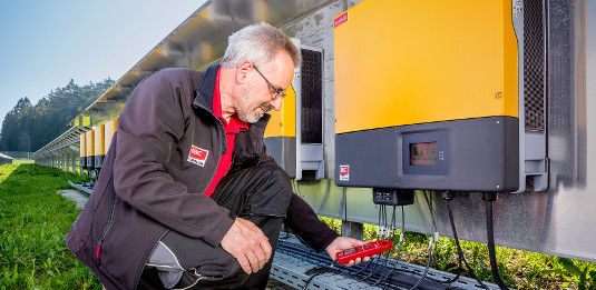 Immer öfter werden die Stringwechselrichter auch in großen Photovoltaikkraftwerken eingebaut. Sie verdrängen die großen Zentralwechselrichter aus ihrem angestammten Terrain.