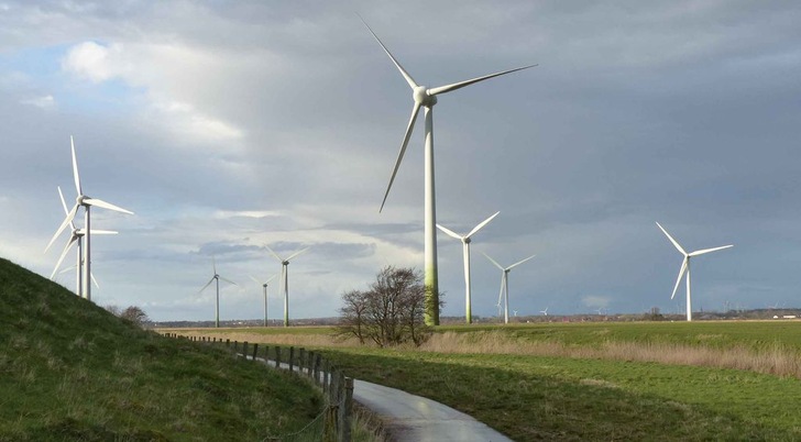 Ökostromanlagen auf dem Land: Windanlagen bei Husum in Nordfriesland.
