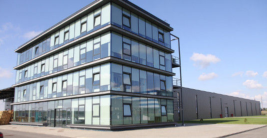 An der Fassade des Bürogebäudes von Glassbel im litauischen Klaipeda werden derzeit die verschiedensten Modulvarianten auf ihre Eignung zur Gebäudeintegration hin getestet.