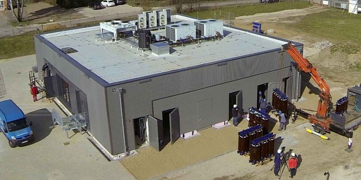 Ein Luftbild des Batteriespeichers während der Anlieferung der Transformatoren.