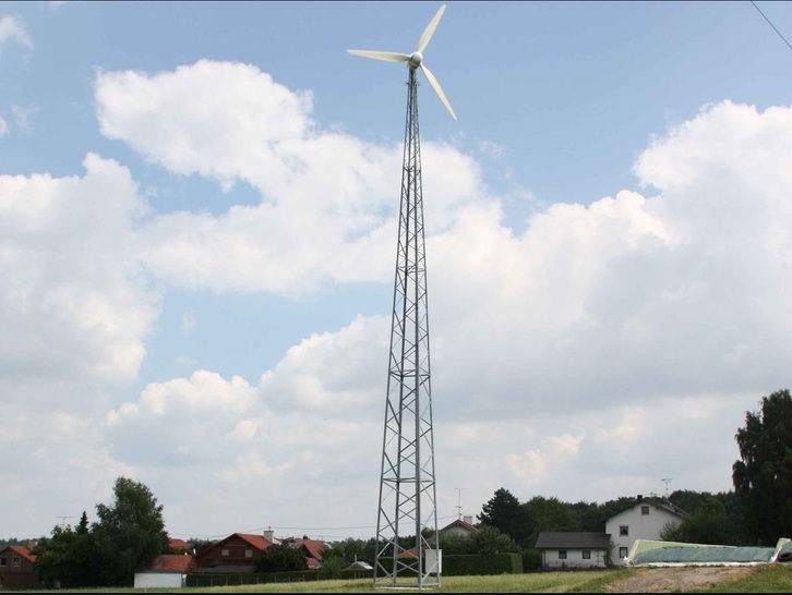 Eine Kleinwindanlage in Bayern.