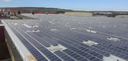 Die Acht-Megawatt-Anlage auf dem Logistikzentrum in Leinefelde-Worbis in Thüringen ist die größte zusammenhängende Photovoltaikdachanlage Europas. Solar Dacheinkauf lieferte dafür die Wechselrichter von Kaco. - © Kaco New Energy
