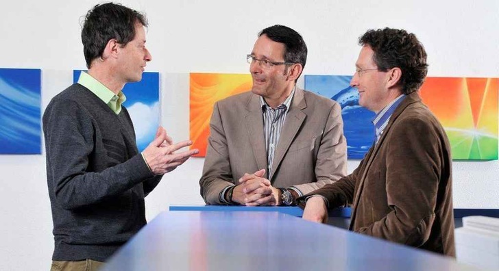 Swissolar-Chef Stickelberger (links) im Gespräch mit Roger Neukom und Heinz Etter von Neukom Engineering. - © Swissolar
