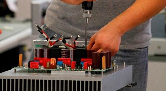 Die Mitarbeiter in der Wechselrichterproduktion von Sunways können darauf hoffen, dass sie ihren Job behalten.