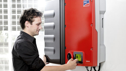 Er wird an die Wand montiert: Der neue Wechselrichter mit integriertem Speicher von SMA.