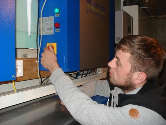 Pierre Michel vom Energiezentrum Korbach installiert einen Blei-Flüssig-Speicher im Haus seines Kunden, Karl-Wilhelm Lang in Rhena. - © HS
