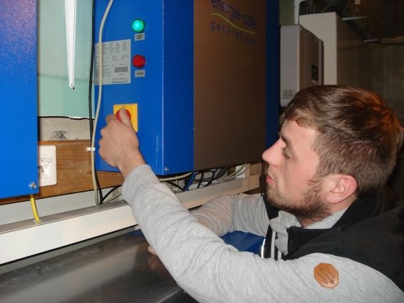 Pierre Michel vom Energiezentrum Korbach installiert einen Blei-Flüssig-Speicher im Haus seines Kunden, Karl-Wilhelm Lang in Rhena.