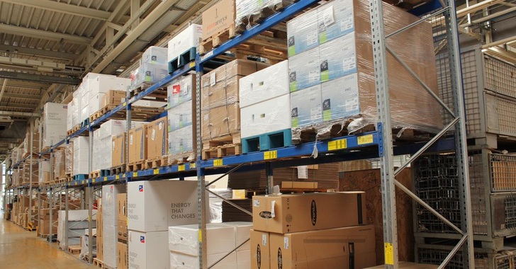 Typisches Lager eines Großhändlers und Systemanbieters, in diesem Fall Baywa.r.e.