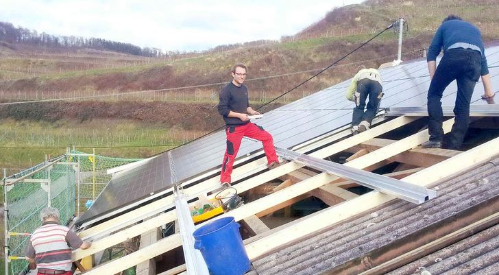 Das Dach einer Scheune wurde mit dem Indachsystem Clickplain neu eingedeckt. Der Rückbau des alten Welleternitdaches und die Montage der Solaranlage erfolten Zug um Zug.