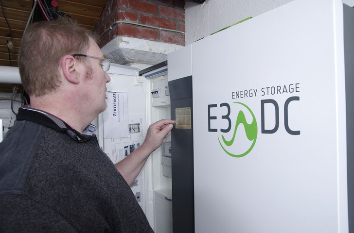 Ein immer häufigeres Bild: ein Batteriespeicher im Keller.