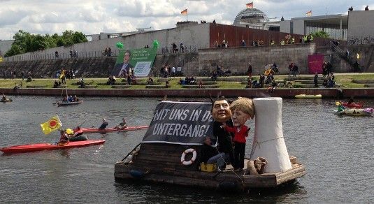 Auf 120 Booten, Kanus und Flößen protestierten die Teilnehmer gegen die Energiepolitik der Bundesregierung. Sie wollen die Energiewende nicht kentern lassen.