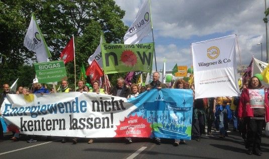 Auch die Mitarbeiter von Wagner & Co. sind am vergangenen Samstag nach Berlin gefahren, um gegen die Sonnensteuer der Bundesregierung zu demonstrieren. - © Wagner & Co. Solartechnik
