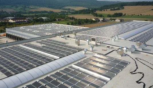 Die Anlage auf dem Logistikzentrum von Wessels + Meyer ist auf zwei Anforderungen abgestimmt. Vom Solarstrom muss möglichst viel im Gebäude verbraucht werden und die Belastungsreserve des Daches ist sehr gering.