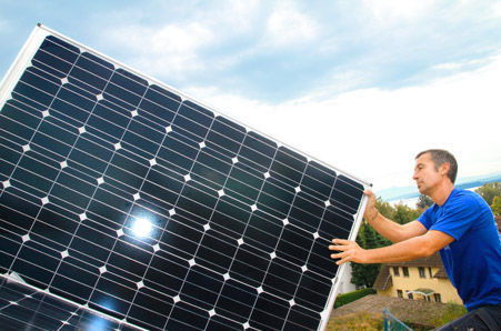 Ein Monteur bei der Arbeit. - © Foto: BSW-Solar
 Ein Monteur bei der Arbeit.