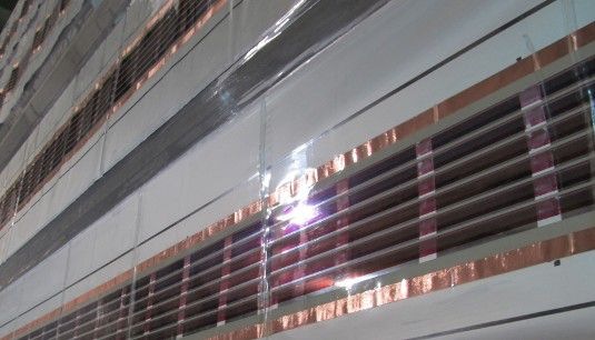 Das riesige Solarmodul soll nicht nur Strom produzieren, sondern auch Schatten spenden.