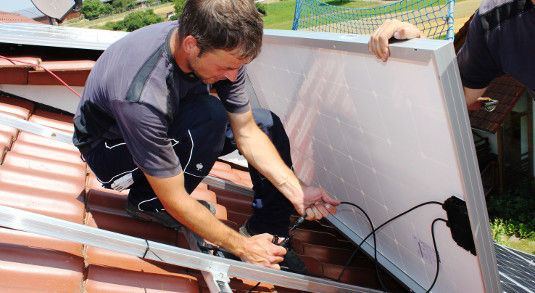 Die Installation von Leistungsoptimierern verursacht einen nicht unerheblichen Mehraufwand bei der Installation von Solarstromanlagen. Druch die Vormontage am Boden reduziert SEN den Installationsaufwand auf dem Dach. - © Krannich Solar
